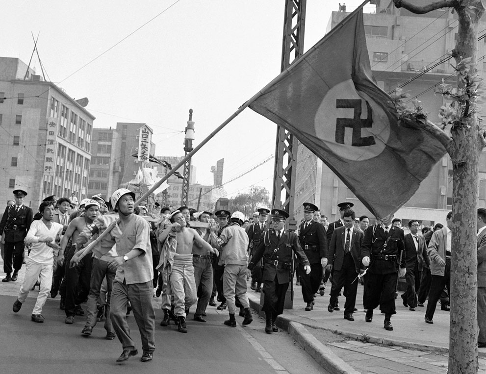 Японские ультранационалисты провели демонстрацию, требуя запрета  Социалистической партии