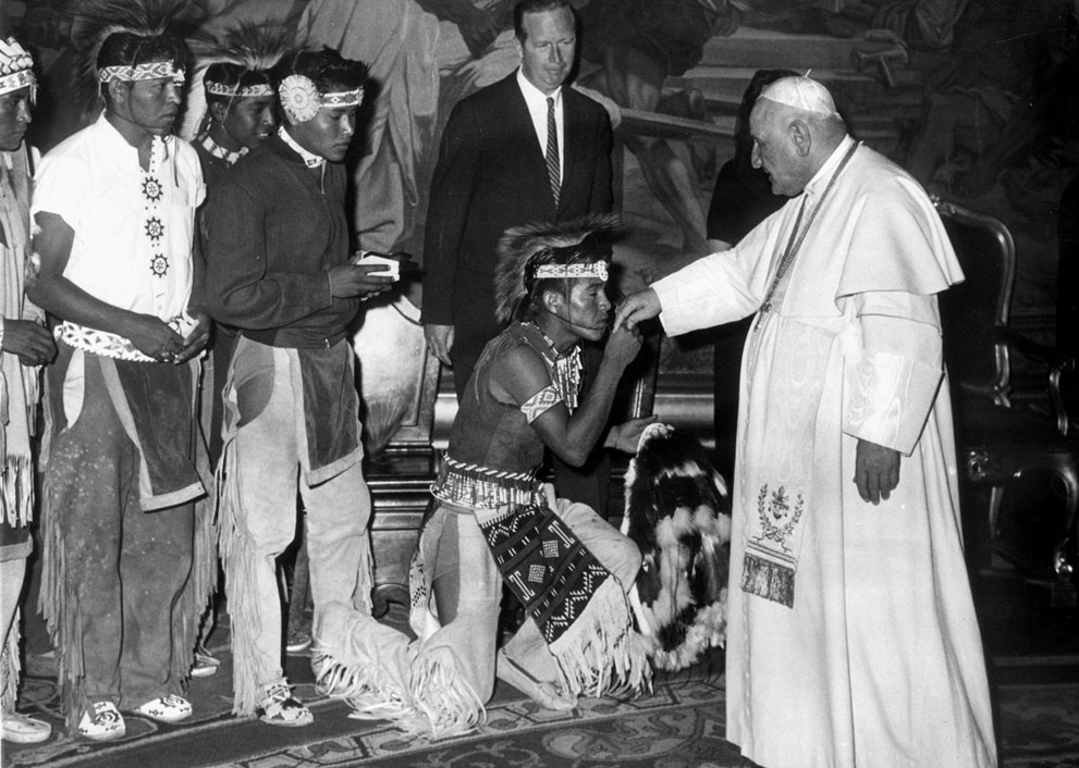 Индеец апачи становится на колени, чтобы поцеловать руку Папы Иоанна XXIII