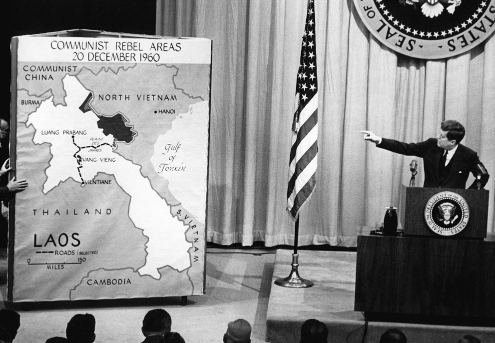 Президент США Джон Ф. Кеннеди указывает на карту Лаоса во время пресс-конференции в Вашингтоне