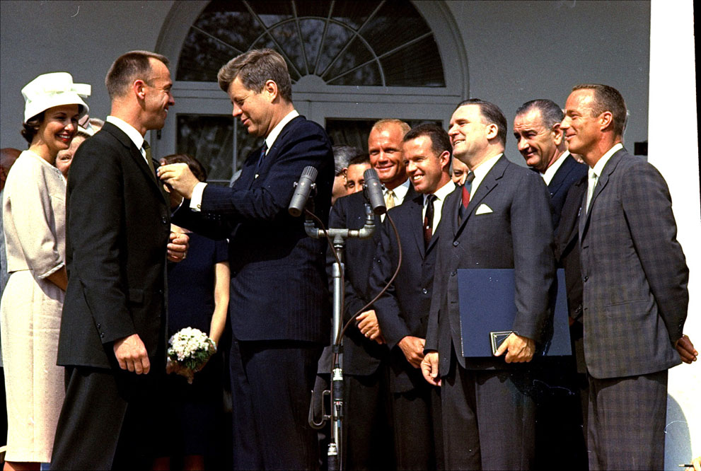 Астронавт Алан Шепард, слева, получает медаль от президента Джона Кеннеди
