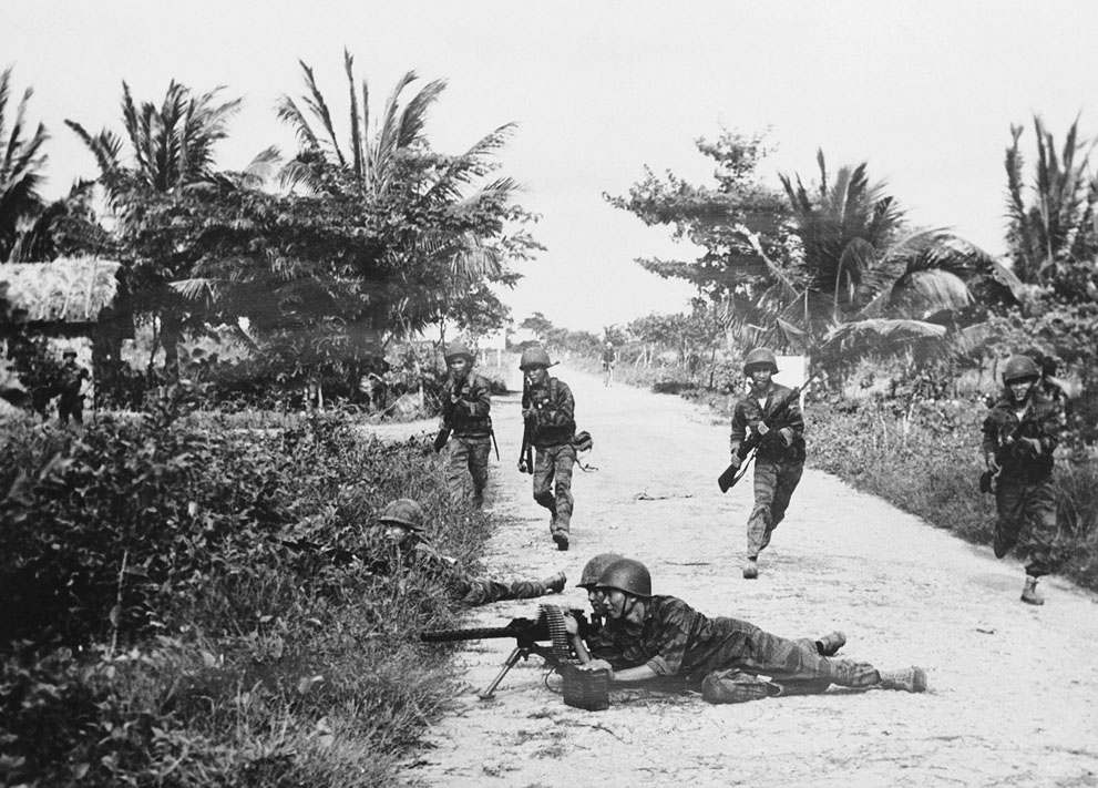 олдаты Южного Вьетнама занимают оборону