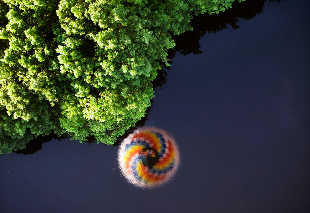 Воздушный шар отражается в небольшом водоеме в Чилликот, штат Иллинойс.