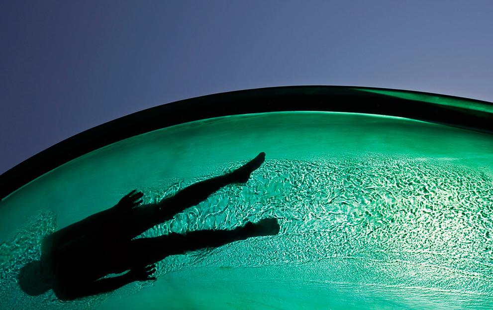 6 Мальчик скатывается вода желоб в аквапарк в Mogyorod, под Будапештом, 9 июля 2011 года. Температура достигла 36 градусов по Цельсию