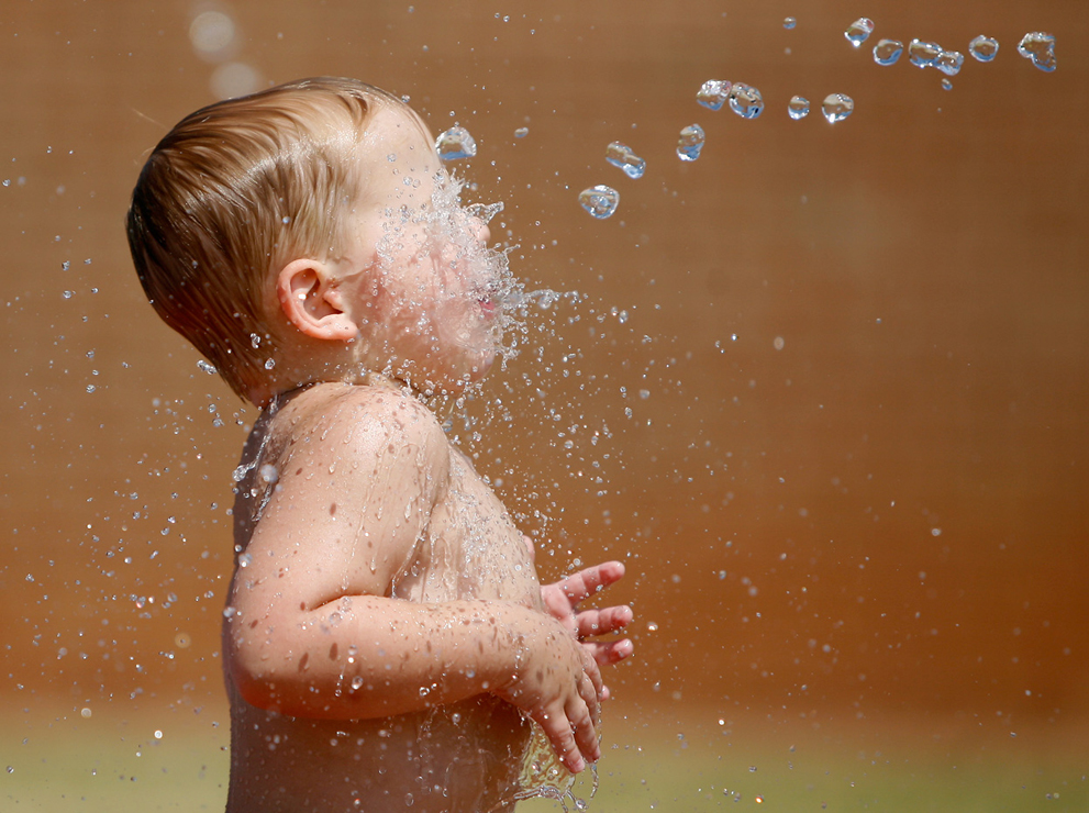 Малыш купается в бассейне. Macklanburg Парк в Оклахома-Сити, штат Оклахома, США