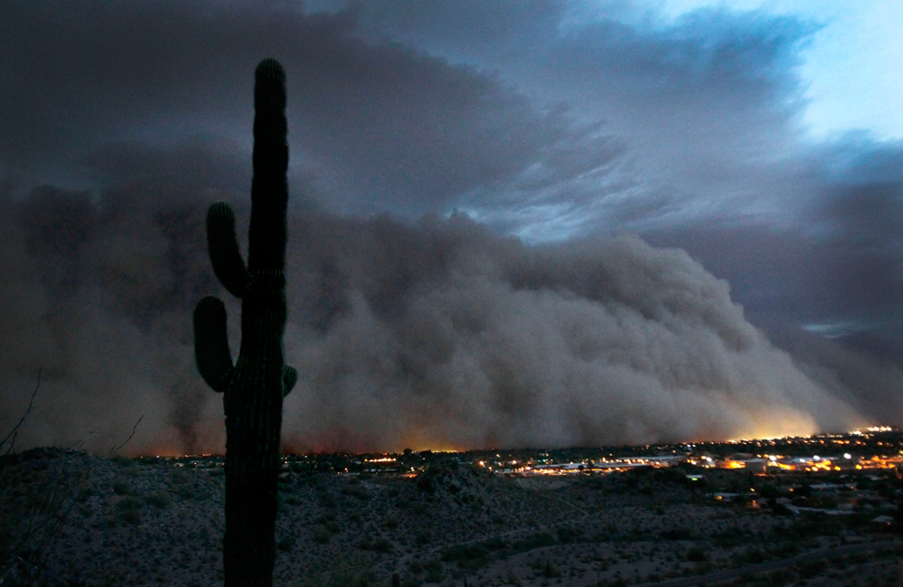 Гигантский шторм пыли покрывает Феникс, штат Аризона