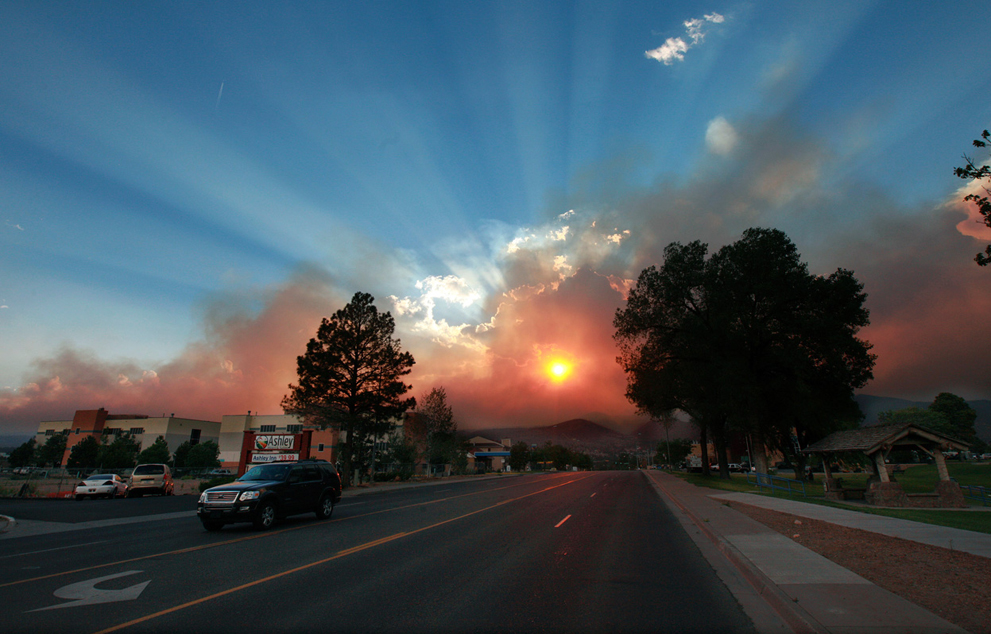 Солнце светит сквозь дым из Лас-Conchas пожар возле Лос-Аламосской национальной лаборатории в Лос-Аламосе, Нью-Мексико. США.