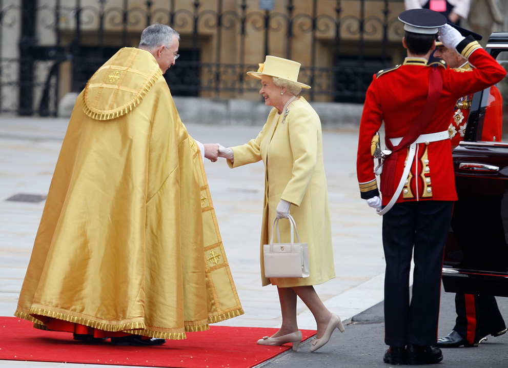 Декан Вестминстера, Джон Холл, приветствует британскую королеву Елизавету II