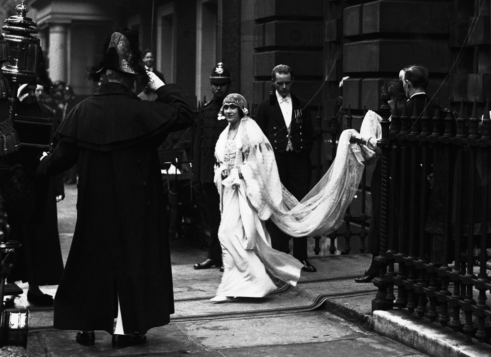 Герцогиня Йоркская покидает свой ​​дом для ее свадьбы в апреле 1923 года