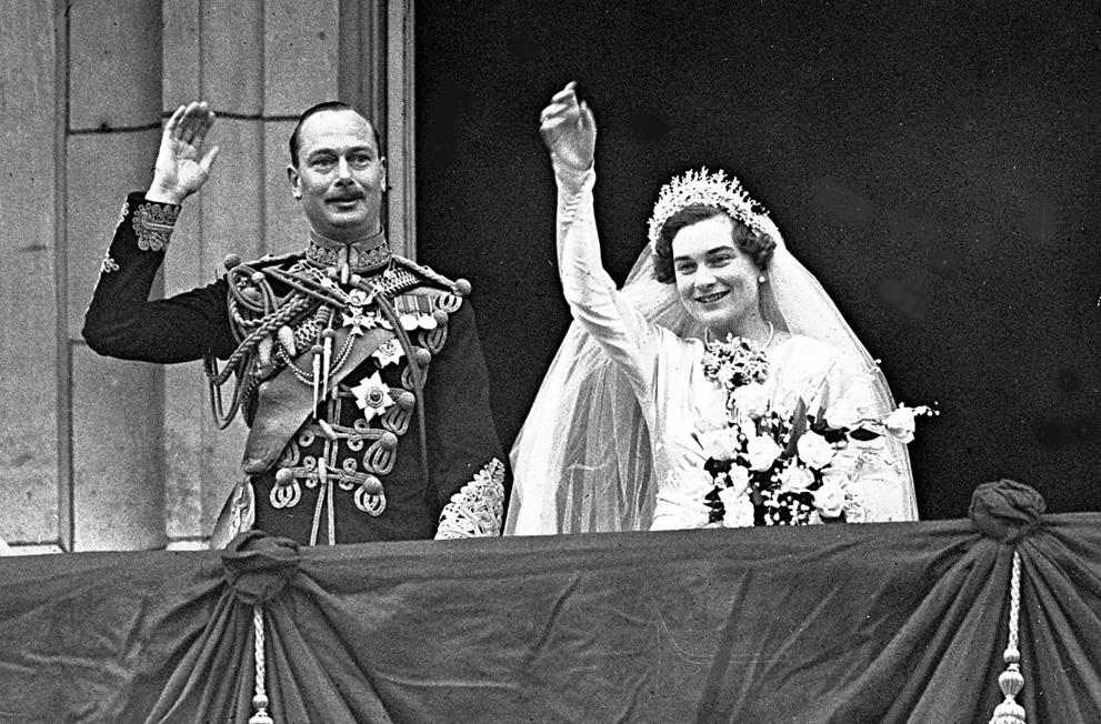 Герцог и герцогиня Глостер на балконе Букингемского  дворца