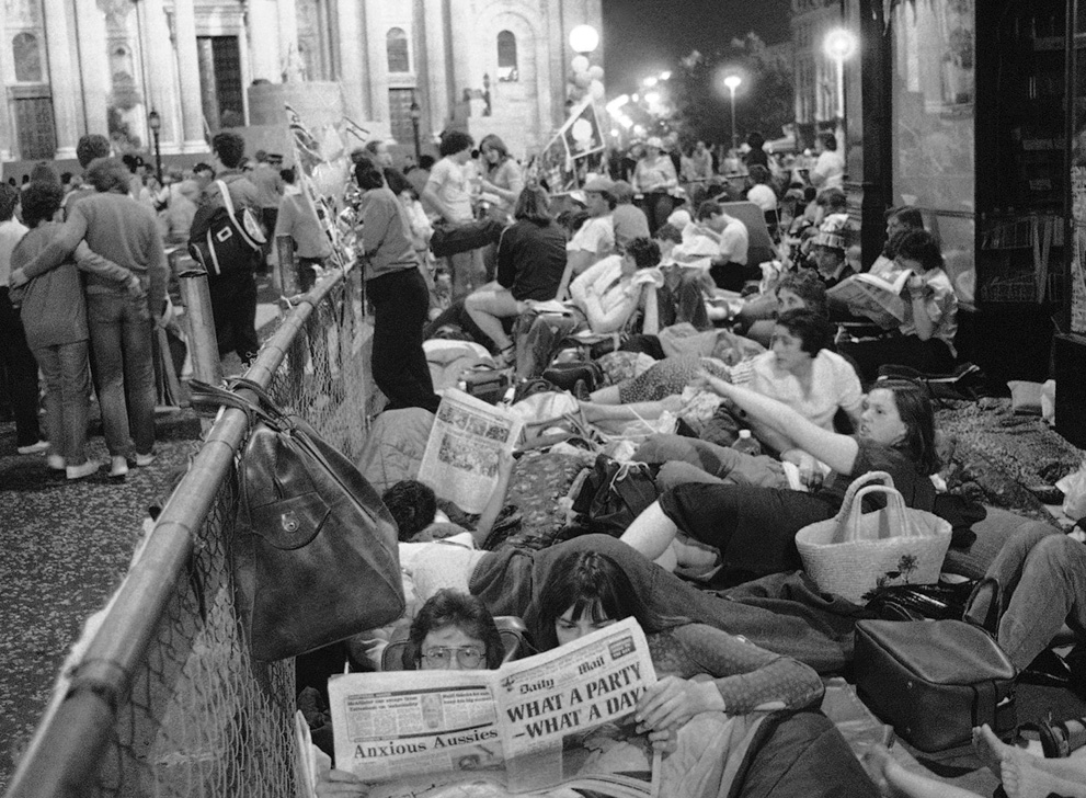 Люди спят перед собором Святого Павла, в Лондоне, чтобы увидеть свадьбу принца Чарльза и Дианы Спенсер