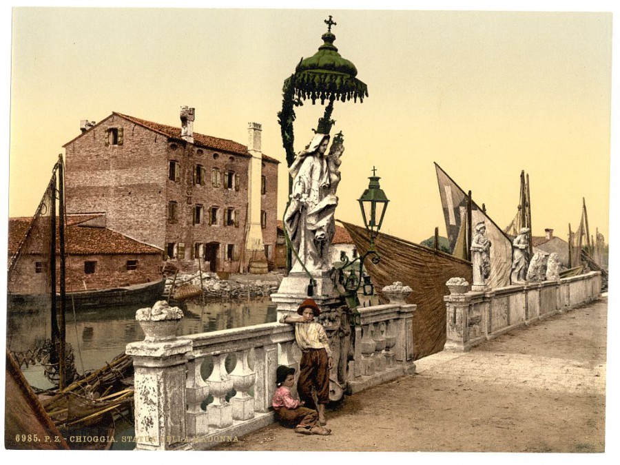 Chioggia - статуя Мадонны, Венеция, Италия