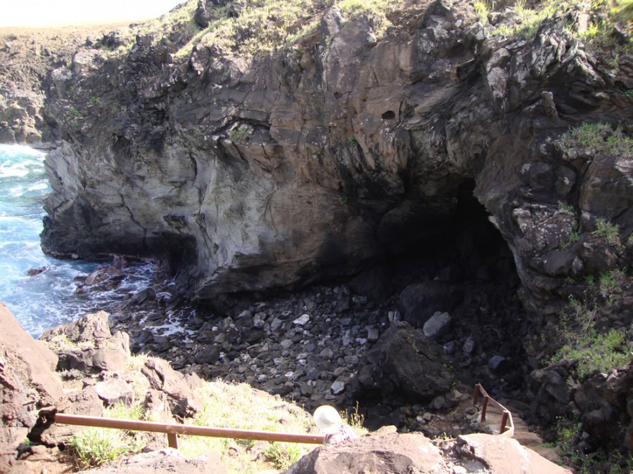 Существуют обширные пещерные системы  на острове Пасхи,  с разрисованными  потолками и стенами, коренными жителями пещерного  периода