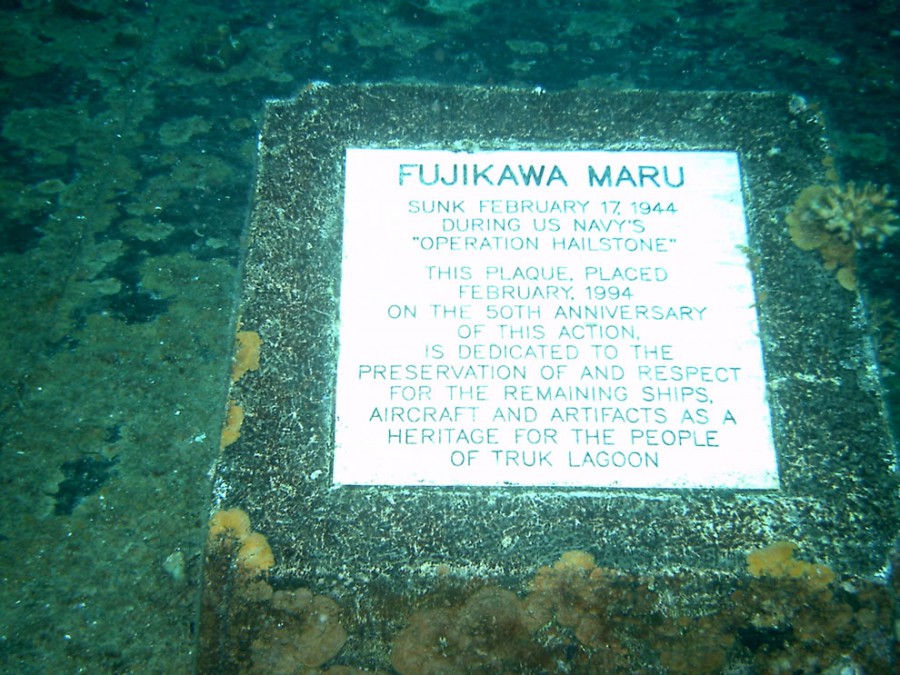 Мемориальная доска на палубе Фуджикава Мару