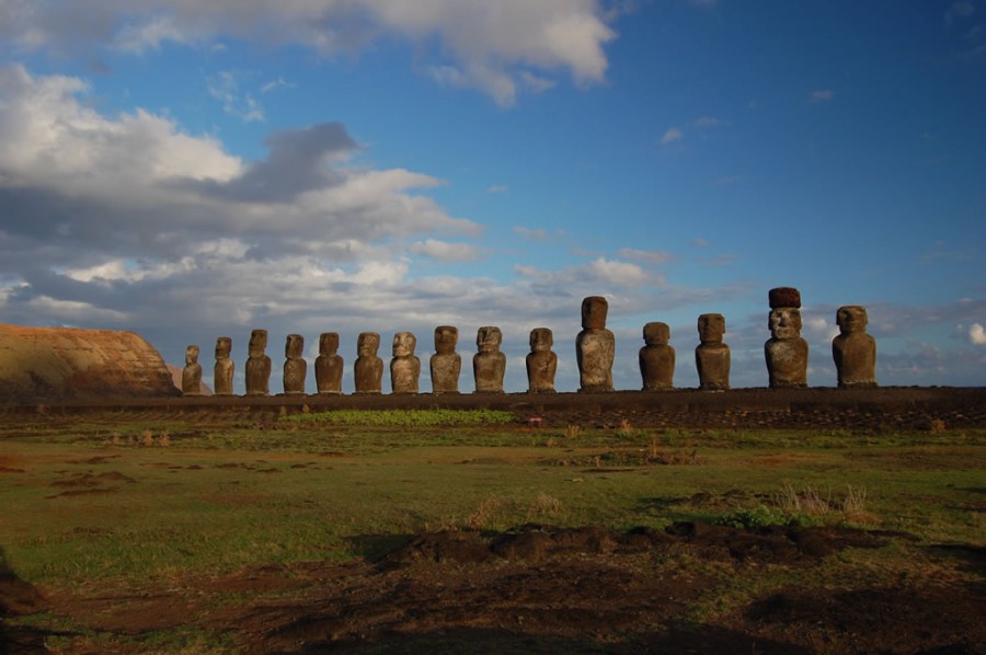  15 раскопанных моаи  на Аху Tongariki возле Рано Raraku