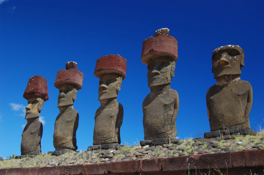 Моаи с красными шляпами  на Anakena Аху
