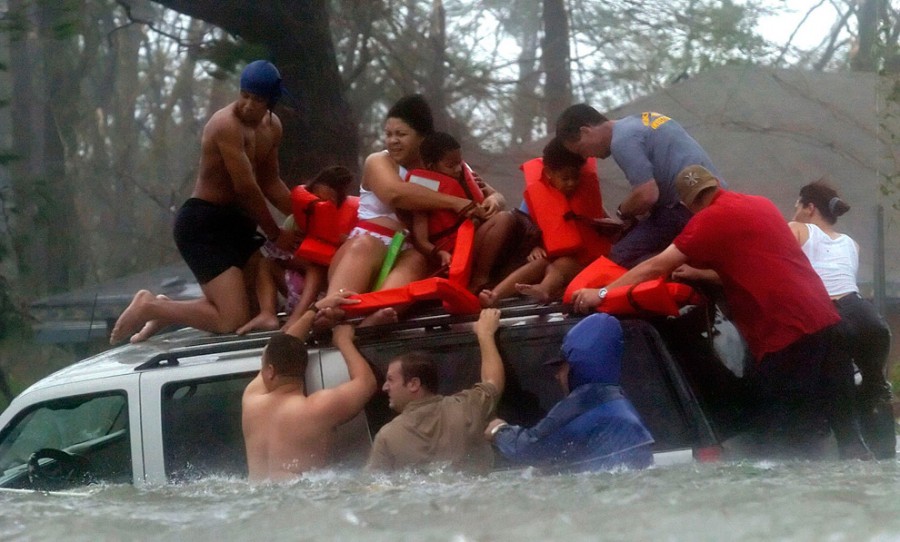 Залив Сент-Луисе, спасатели  спасают членов семьи Тейлор с крыши их внедорожника