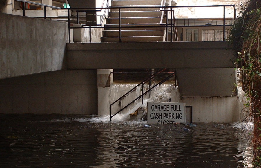 Вода заливает  ступени подземного гаража в Новом Орлеане