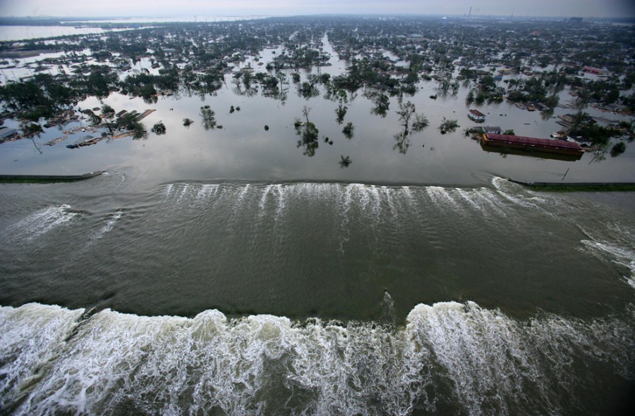 Ураган Катрина заливает дамбу вдоль внутренней гавани навигационного канала