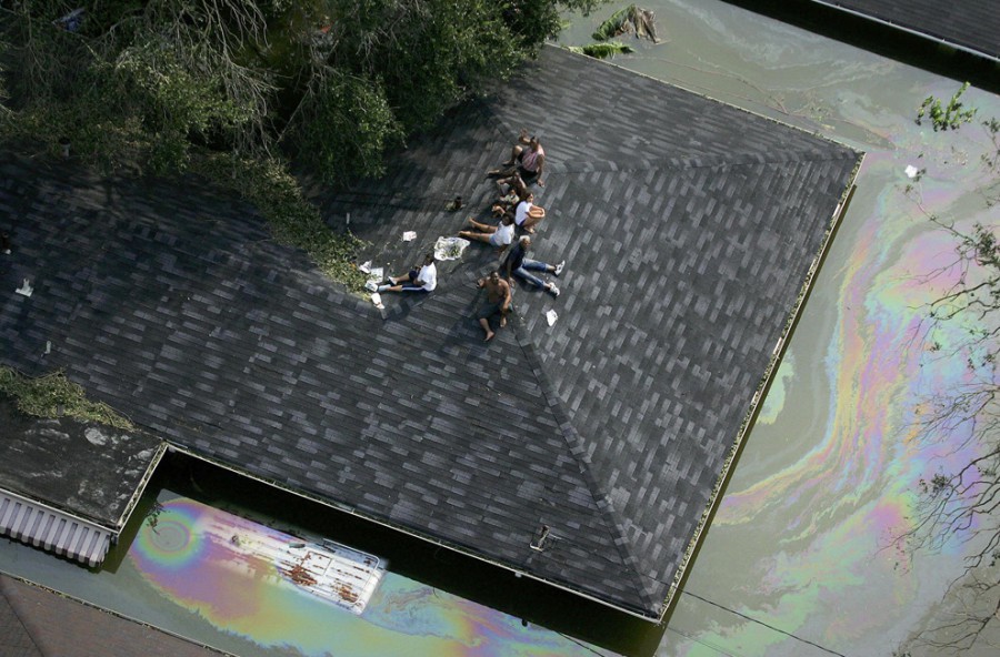 Люди, оказавшиеся на крыше из-за паводковых вод от урагана Катрина