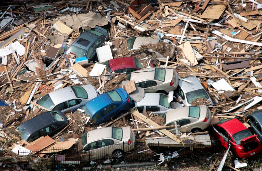 Автомобили лежат  среди прочего мусора от урагана Катрина в Галфпорт, Миссисипи