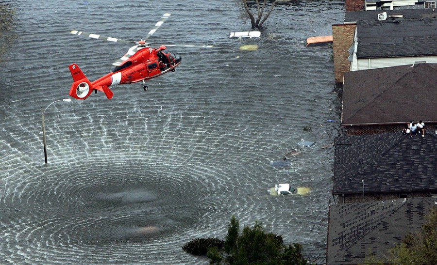 Вертолет береговой охраны  спасает  пострадавших от урагана Катрина с крыши