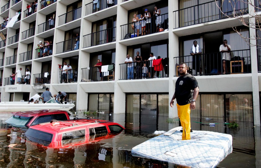 Новый Орлеан. Полиция и добровольцы используют лодки, чтобы спасти жителей из затопленных районов