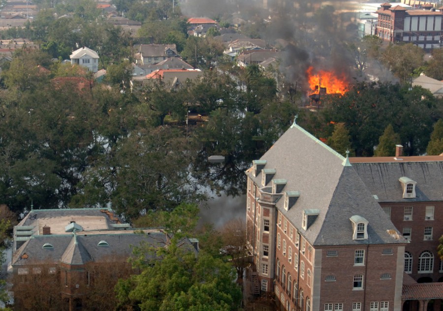 Пожар в окрестностях Нового Орлеана, которая остается затопленной