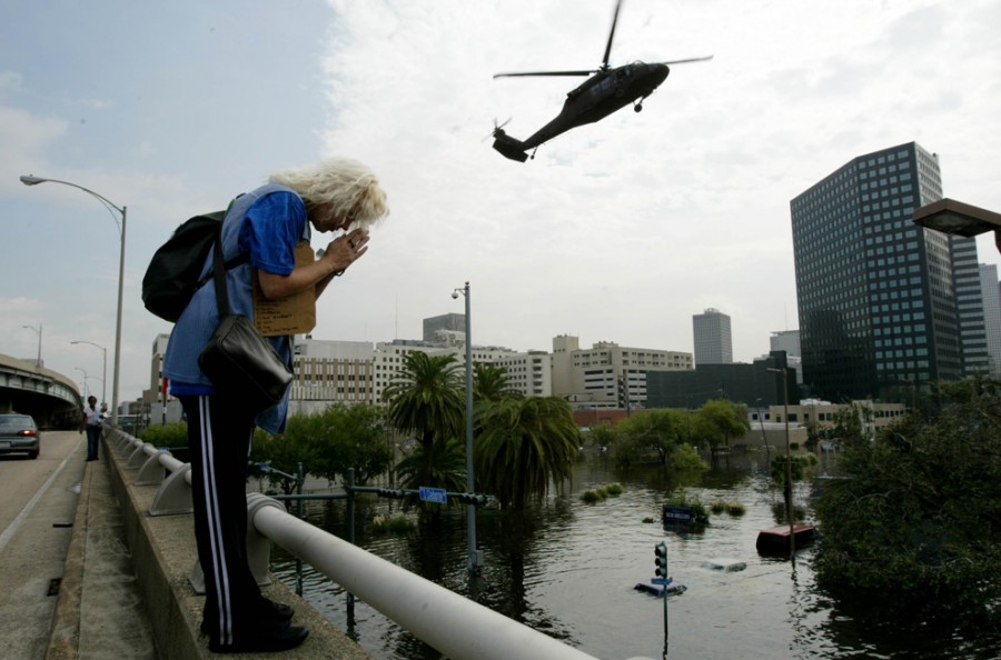 Женщина молится о окончании наводнения. Мемфис, Теннеси