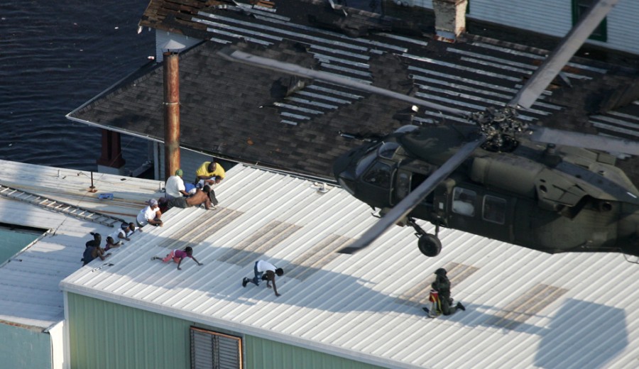 Жители Нового Орлеана спасаются на вертолете от наводнения