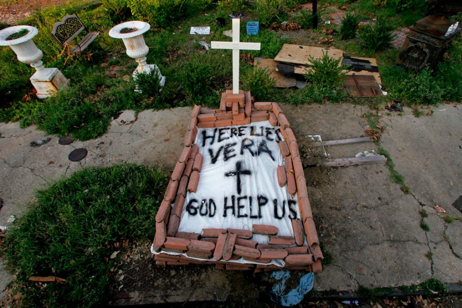 В наспех сооружённые могилы были похоронены тела, которые лежали на тротуаре в Новом Орлеане в течение нескольких дней в результате урагана Катрина 
