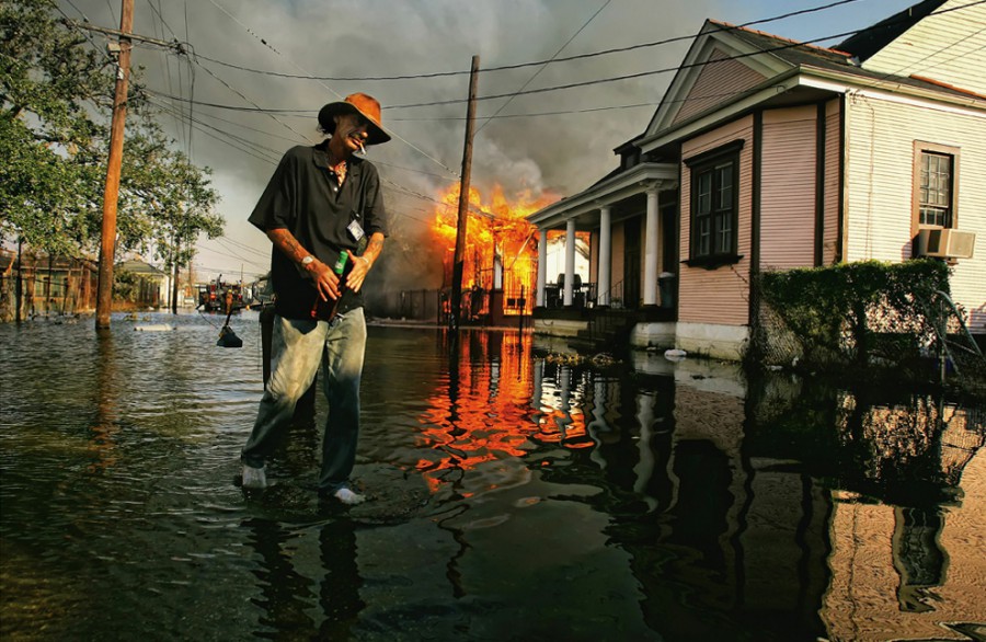 Вода и огонь . Наводнение соседствует с пожарами, которые некому тушить
