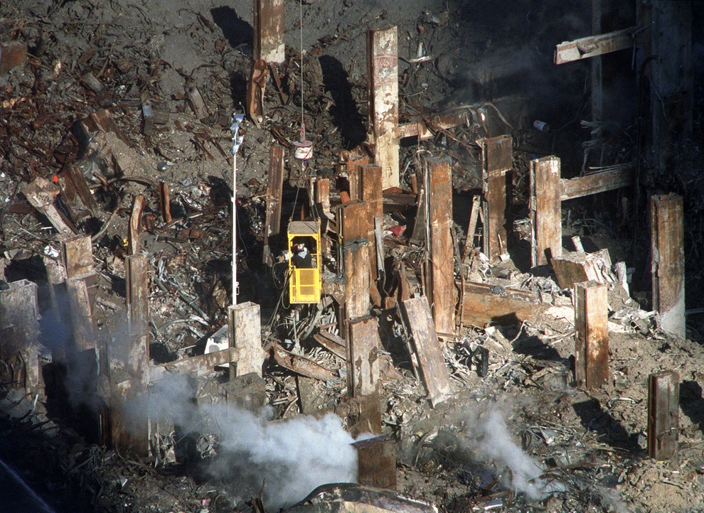 2001 год 18 декабря. Башни-Близнецы 11 сентября 2001. Обломки ВТЦ 11 сентября. WTC 9/11 балки. Разбор завалов ВТЦ 11 сентября.