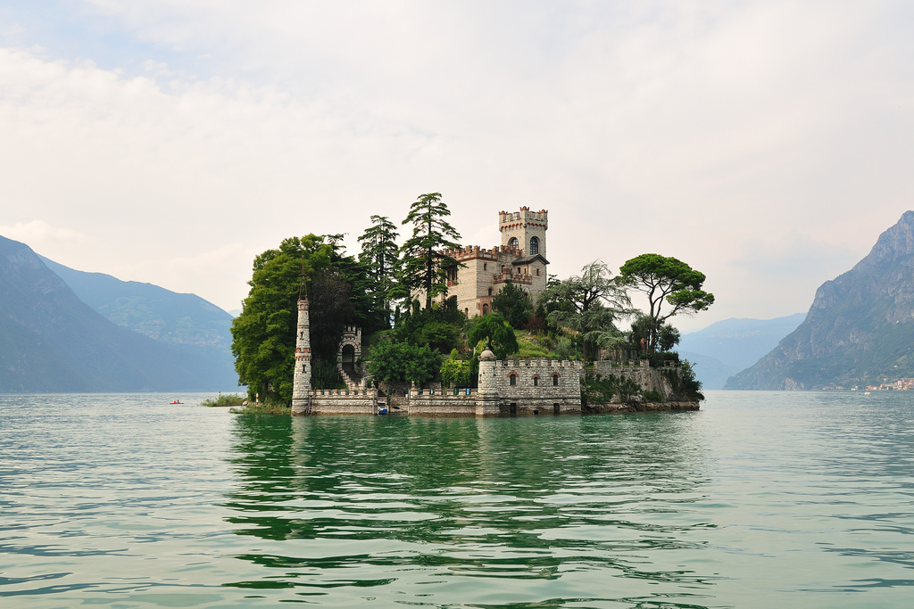 Изола-ди Лорето с неоготическом замке около 900 года, Италия.