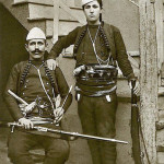 Албанцы в национальных костюмах и с оружием
