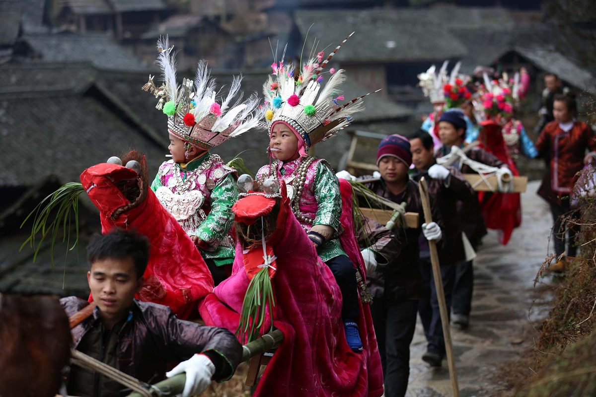 Дети народности дун принимают участие в фестивале Taiguanren.