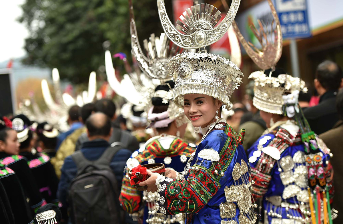Люди этнической группы Мяо отмечают Новый год, в Лейшаньской префектуре.