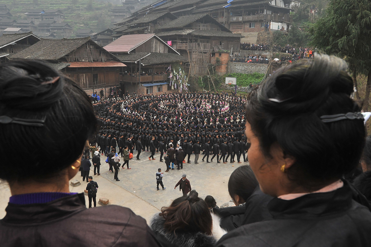 Люди народности дун танцуют во время праздника «Caigetang», на четвертый день Лунного Нового года.