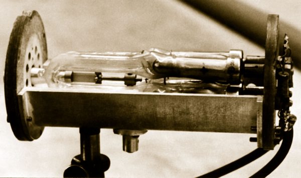 Первый советский рубиновый лазер, созданный в ФИАНе.