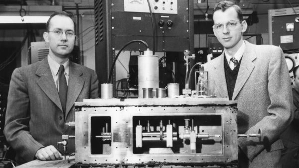 Чарльз Таунс (слева) — изобретатель лазера, получивший Нобелевскую премию вместе советскими учеными А. Прохоровым и Н. Басовым.