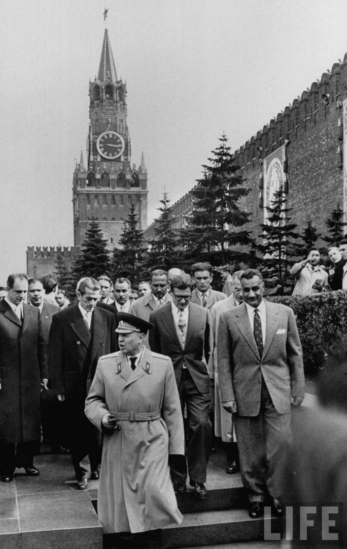 Генерал-лейтенант Андрей Яковлевич Веденин сопровождает Насера во время его посещения Мавзолея и Кремлевской стены.