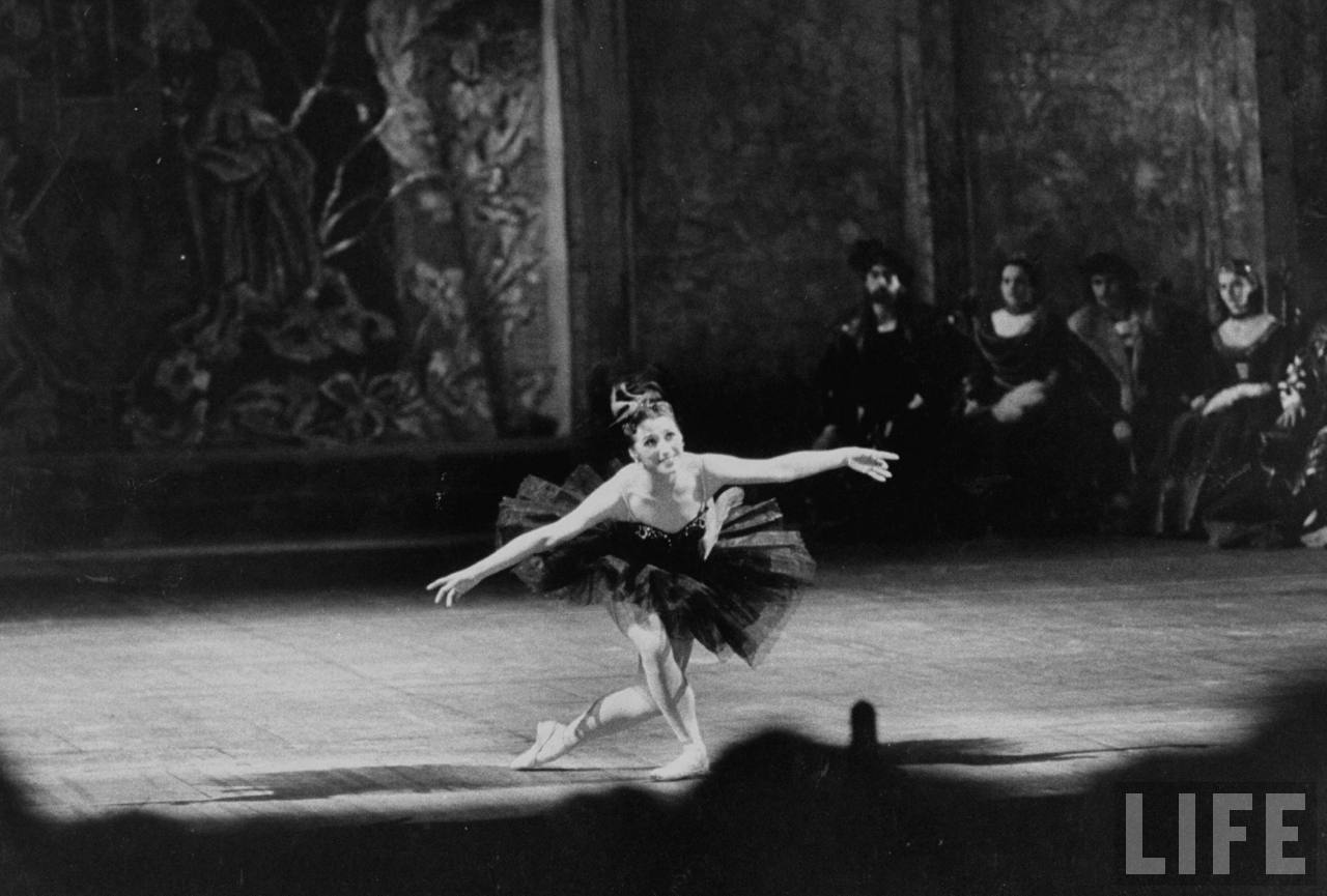 Балерина Майя Плисецкая во время посещения Насером Большого театра.