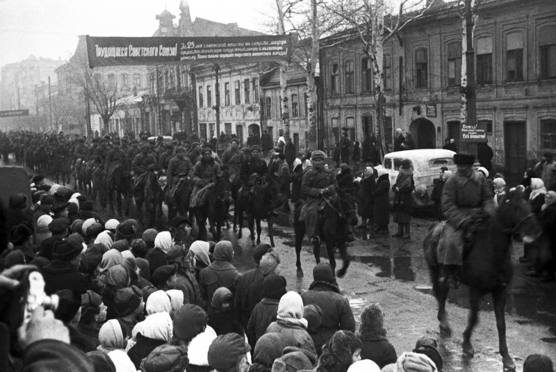 Жители освобожденного Ростова-на-Дону встречают советских конников.