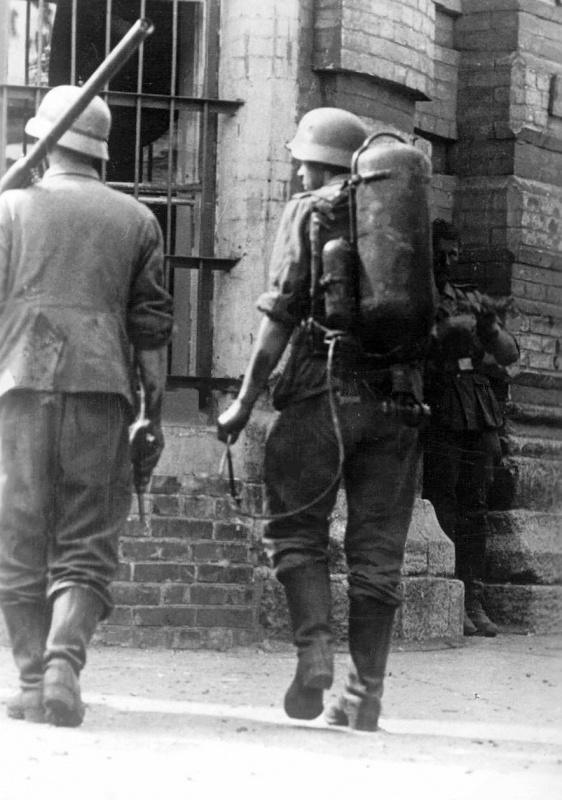 Немецкие солдаты с огнеметами на Буденновском проспекте в захваченном Ростове-на-Дону.
