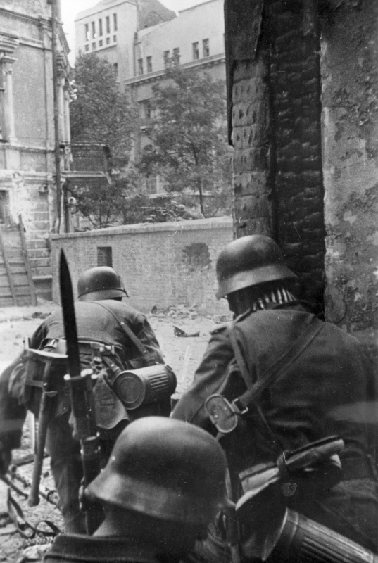 Солдаты дивизии «Великая Германия» в уличном бою в Ростове-на-Дону.