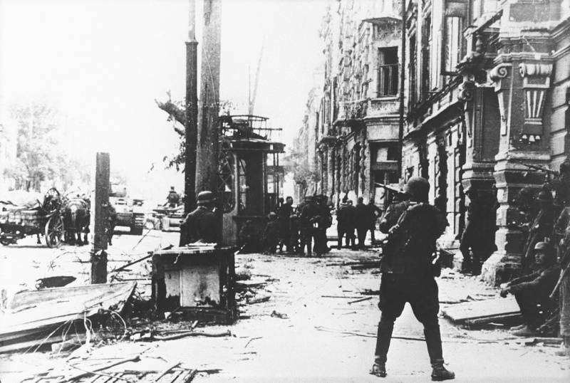 Солдаты вермахта ведут огонь на улице Ростова-на-Дону.