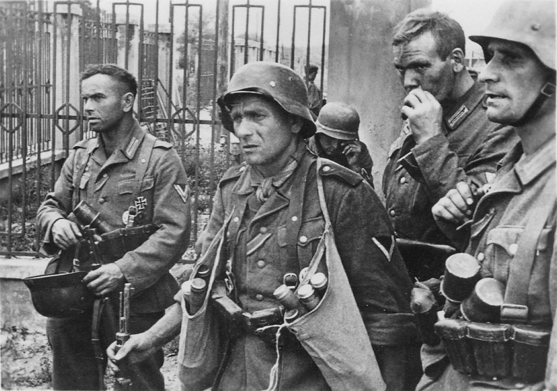 Пехота вермахта во время отдыха после уличных боев в Ростове-на-Дону.