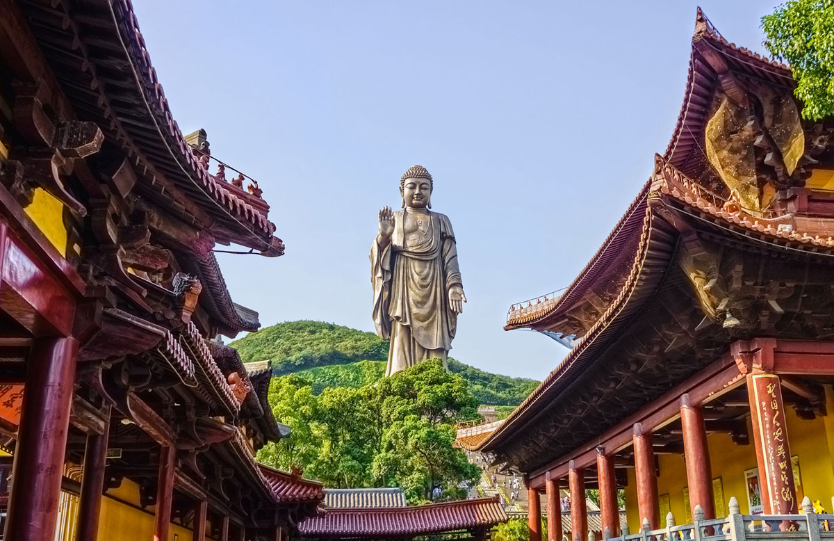 Большая бронзовая статуя Будды, расположена в Гонконге, на острове Лантау, вблизи монастыря По Лин. Символизирует гармонию отношения между человеком и природой, между людьми и религией. Высота 79 метров.