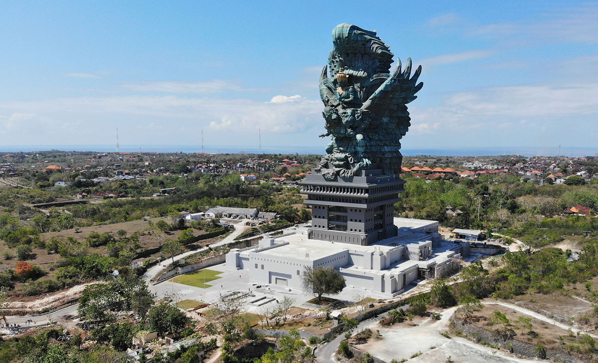 Статуя бога Вишну Кенчана , который летит на птице Гаруда, на острове Бали. 75 метров.