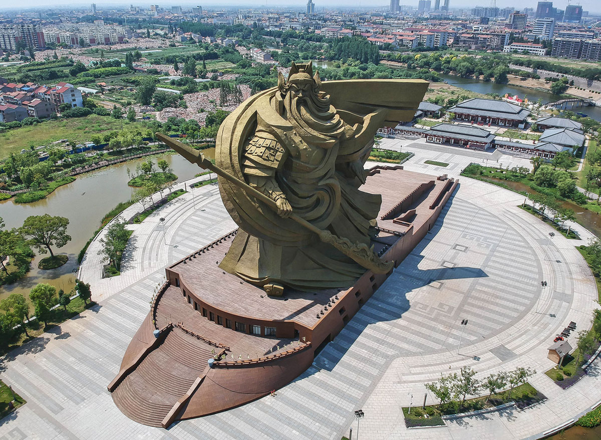 Огромная статуя древнего китайского воина Гуань Юй в парке города Цзинчжоу в провинции Хубэй. Она изображает великого героя времен 3-го века до н.э, держащего в руках грозное оружие — легендарный Меч Зеленого Дракона. 58-метровый гигант стоит на 10-метровой опоре и весит более 1 320 тонн.