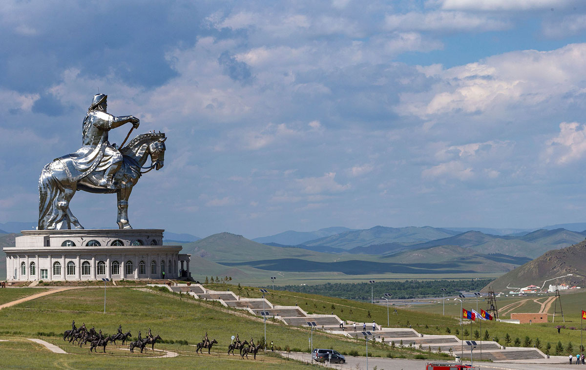 Конная статуя Чингисхана расположена в 54 км к юго-востоку от центра Улан-Батора. Изваяние покрыто нержавеющей сталью весом 250 тонн и окружено 36 колоннами, символизирующими ханов Монгольской империи от Чингиса до Лигдэн-хана. Высота 40 метров.